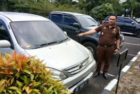 Tim Penyidik Kejari Kepahiang melakukan penyitaan 1 unit mobil Toyota Avanza milik tersangka