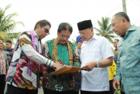 Menteri Agraria dan Tata Ruang Sofyan Jalil didampingi Plt Gubernur Bengkulu Rohidin Mersyah saat kunjungi kampung Bahari,.