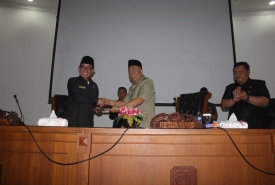 Bupati Kepahiang Dr Ir Hidayattulah Sjahid, MM Saat Menyampaikan Nota Pengantar Pinjaman Daerah ke PT. SMI Rp 75 M, Saat Sidang Paripurna DPRD Kepahiang (FOTO : Humas DPRD Kepahiang)