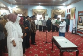 Walikota Bengkulu Helmi Hasan mengukuhkan pengurus forum RT dan RW Kota Bengkulu di Balai Kota