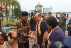 Kedatangan Dubes disambut oleh Sesda Kota Bengkulu Marjon bersama pejabat Pemkot (Foto : Media Center Pemkot Bengkulu)
