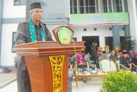 Rektor IAIN Bengkulu, Prof. Dr. H. Sirajuddin M., M.Ag.,M.H. memberi sambutan sekaligus membuka secara resmi program OPAK IAIN Bengkulu 2016, Senin (29/08/2016)