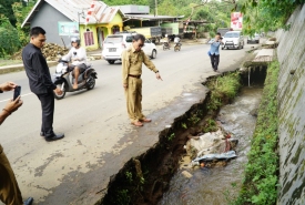 Bupati Kepahiang Dr. Ir. Hidayattulah Sjahid, MM. IPU pantau titik rawan banjir Senin (14/1/2019)