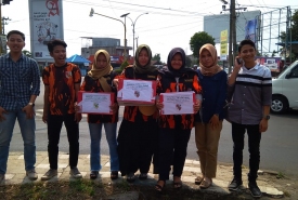 Anggota Pemuda Pancasila Kota Bengkulu melakukan aksi penggalangan dana