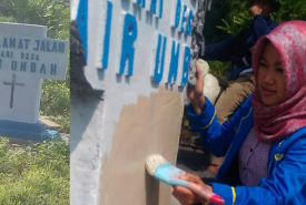 Mahasiswa dari PMII mengecat tanda salib di tugu