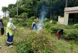Aktifis PMII Bengkulu Selatan membersihkan Taman Rekreasi Hutan Kota