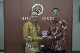Rohidin Beri Cinderamata Kepada Sekretariat Presiden