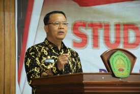 Plt Gubernur Bengkulu Rohidin Mersyah hadir dan menyampaikan Materi (Kuliah Umum) dengan Tema 'Peran Kampus Dalam Pembinaan Ideologi Bangsa' pada kegiatan Stadium General Mahasiswa
