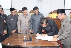 Paripurna DPRD Provinsi Bengkulu menyetujui Raperda LPJ APBD 2016