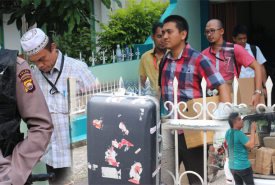 Penyidik KPK Geledah Ruma Hakim Toton