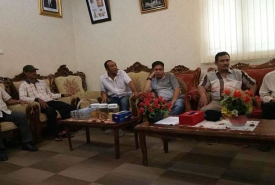 Puluhan pedagang di kawasan wisata Pantai Panjang mendatangi Kantor Dewan Perwakilan Rakyat Daerah (DPRD) Kota Bengkulu, Senin (05/12/2016)