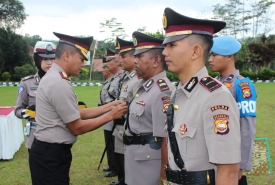 Kapolres Kepahiang AKBP Pahala Simanjuntak, S.Ik Saat Memimpin Pelaksaan Upacara Sertijab 3 Perwira dilingkungan Polres Kepahiang