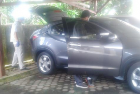 Penyidik KPK Geledah Mobil Siti Insirah