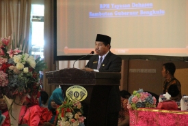 Staf Ahli Gubernur saat menghadiri Wisuda Univ. Dehasen.