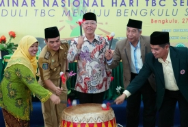 Pembukaan seminar ditandai dengan penabuhan dol