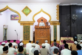Plt Gubernur menjadi khatib Sholat Taraweh pertama di Masjid Baitul Izza