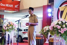 UKM-Asisten III Setda Provinsi Bengkulu Gotri Suyanto saat membuka Gelar Bazar Produk Koperasi UKM