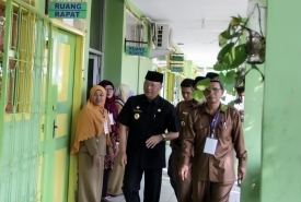 Pelaksana tugas Gubernur Bengkulu Rohidin Mersyah meninjau pelaksanaan UNBK2018, di SMA 7 Plus Kota Bengkulu