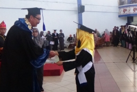 Rektor UNIB mewisuda mahasiswinya