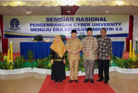 Foto bersama dengan Rektor UT dan kepala Upt  UPBJJ UT serta pemateri seminar