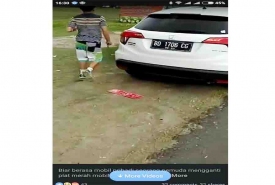 Anak oknum pejabat Pemkot Bengkulu, tengah mengganti Nopol Mobnas