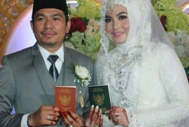 Wakil Bupati Bengkulu Utara Arie Septia Adinata bersama pasangannya usai melangsungkan pernikahan