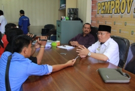 Wagub Rohidin Mersyah  Memberikan Keterangan Pers