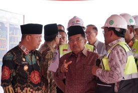 Wapres Jusuf Kalla saat mengunjungi Pelindo II Pulau Baai
