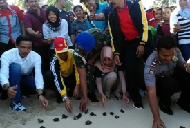 Bupati Kaur Gusril Fauzi saat melepas Tukik