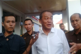 Andi Roslinsyah usai menjalani pemeriksaan kemudian ditahan di Rutan Malabero