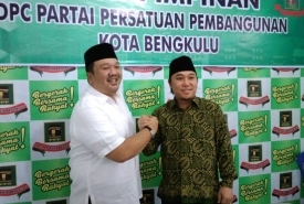 Tam Tam Ail bersama ketua DPC PPP Kota Bengkulu Dedy Maras
