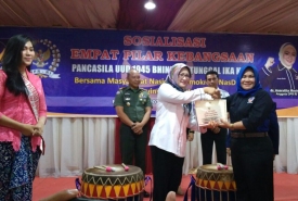 Anarulita Muchtar menyerahkan bingkisan kepada peserta sosialisasi 4 pilar kebangsaan