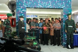 Pelaksana Tugas (Plt) Gubernur Bengkulu Rohidin Mersyah membuka pameran Alat Utama Sistem Persenjataan (Alutsista) yang digelar Komando Resort Militer 041 Gamas di lantai dasar Bencoolen Mall Kota Bengkulu.