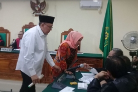 Ridwan Mukti dan istrinya saat menjalani persidangan di PN Tipikor Bengkulu