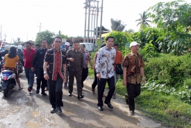 Plt Gubernur Bengkulu Rohidin Mersyah  dan Bupati Kaur Gusril Fauzai saat meninjau lokasi proyek