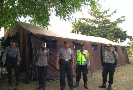 Nampak aparat berjaga di kantor KPU Kota Bengkulu