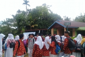 Para pelajar nampak mengunjungi rumah korban