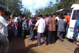 Ratusan warga mengiring jenazah Almarhumah Auzia ke pemakaman
