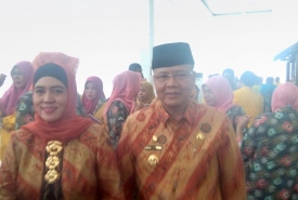 Plt Gubernur Bengkulu Rohidin Mersyah bersama istri saat menghadiri musdalub DPD Golkar Bengkulu di Hotel Santika, Minggu (25/2/2018)