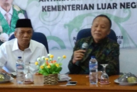 Sekretaris Dirjen Kerjasama ASEAN Kemenlu RI Ashariyadi dan Rektor IAIN Bengkulu usai menggelar press conference, Rabu (28/2/2018)