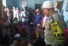 Warga melayat Korban Hanyut Air Padang Guci