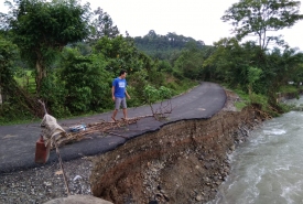 Abrasi Jalan Akibat Air Padang Guci