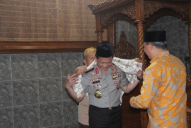 Ulama Bengkulu menyematkan sorban kepada Kapolri