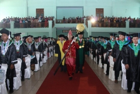 Rektor IAIN Bengkulu Memasuki Gedung Acara Wisuda