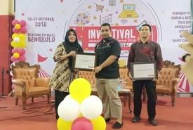 Lucy Auditya Selaku Manajer Keuangan Galeri Investasi IAIN Bengkulu saat menerima penghargaan sebagai Galeri Investasi Teraktif Se Provinsi Bengkulu