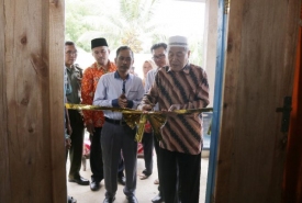 Potong pita tanda program bedah rumah sudah selesai (MD BS)