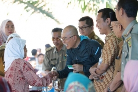 Bersepeda, Gusnan Bagikan Kartu Jamkesda