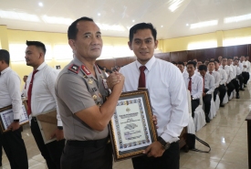 Kapolda Beri Penghargaan Kepada Personil Berprestasi