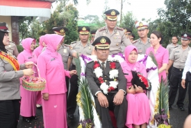 Kapolres Kepahiang AKBP Pahala Simanjuntak, S.Ik mengayuh Sepeda saat upacara PDH Kompol Agustan Jum'at (31/8/18)
