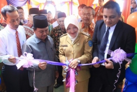Wakil Walikota Bengkulu, Patriana Sosialinda meresmikan kehadiran Bank Perkreditan Rakyat Syariah (BPRS) Adam